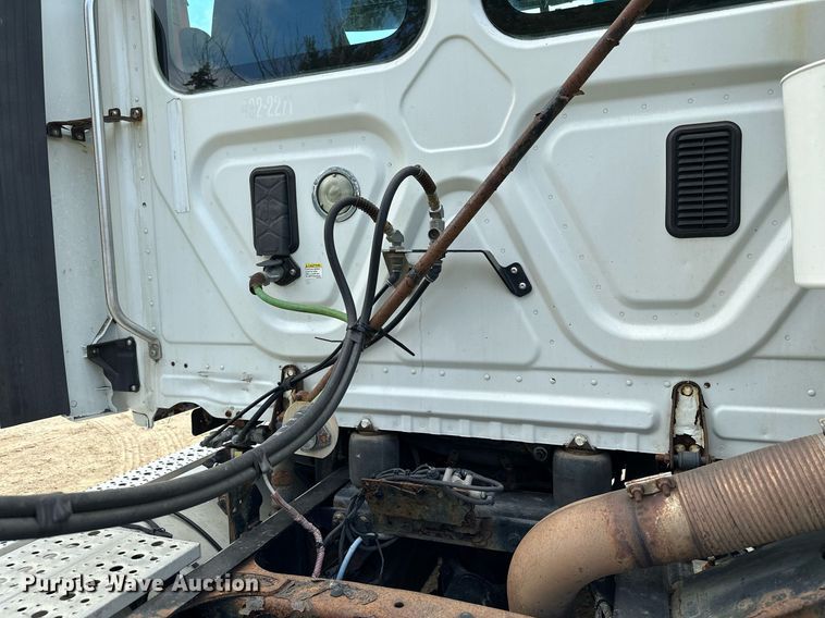 image for item MQ9380 2012 Freightliner Cascadia  semi truck