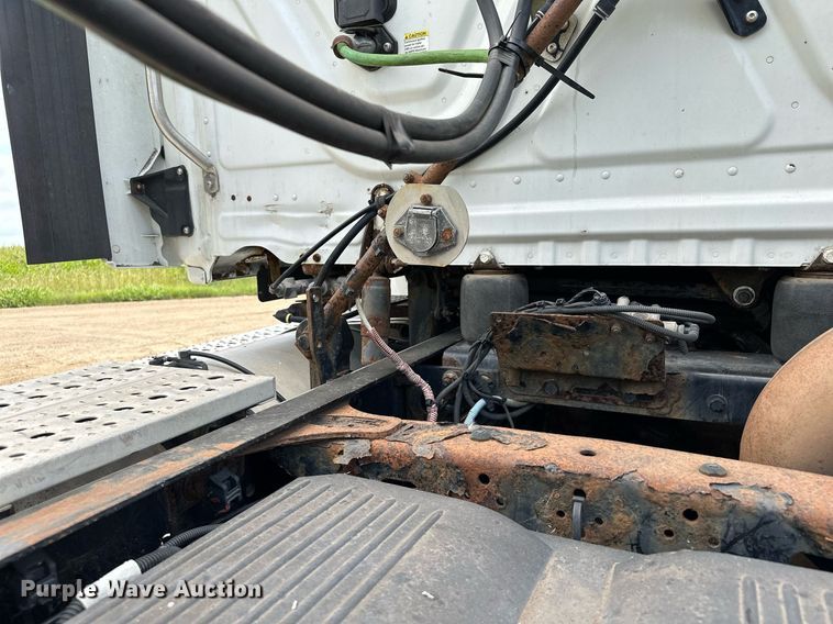 image for item MQ9380 2012 Freightliner Cascadia  semi truck