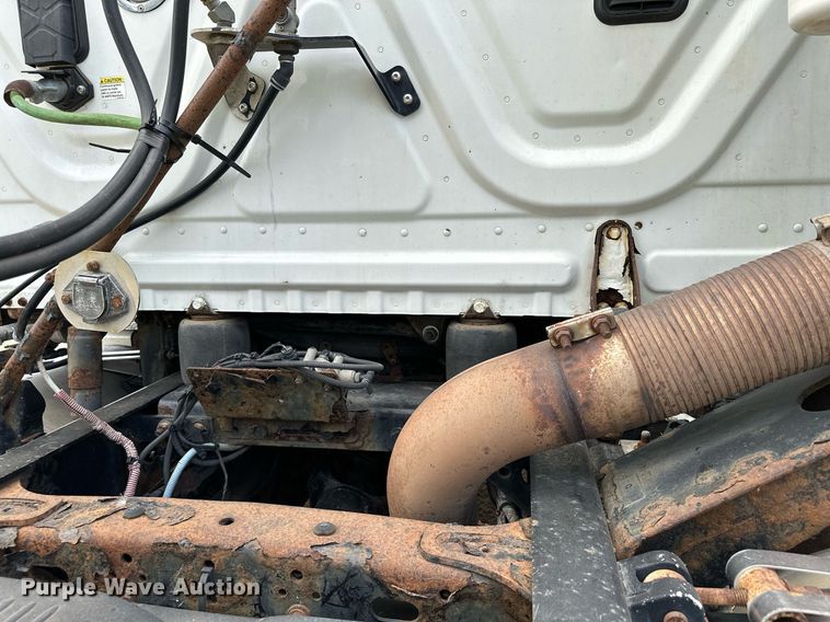 image for item MQ9380 2012 Freightliner Cascadia  semi truck