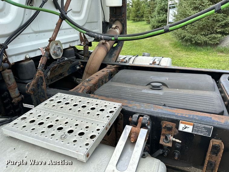 image for item MQ9380 2012 Freightliner Cascadia  semi truck