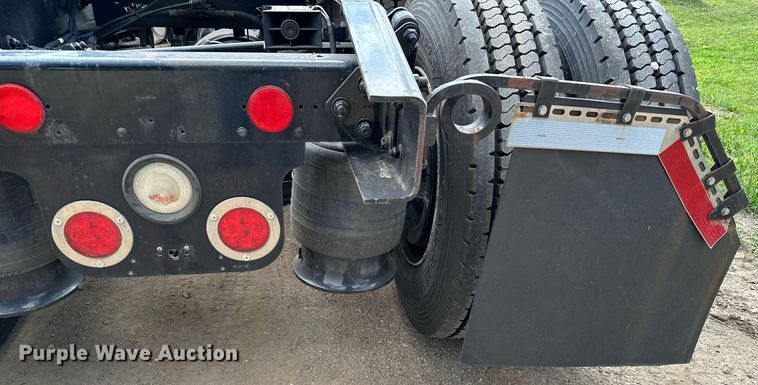 image for item MQ9380 2012 Freightliner Cascadia  semi truck