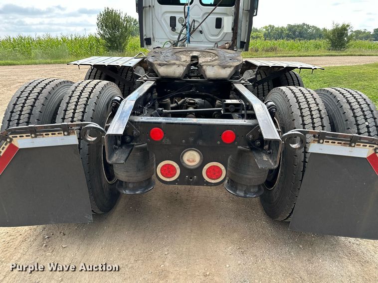 image for item MQ9380 2012 Freightliner Cascadia  semi truck