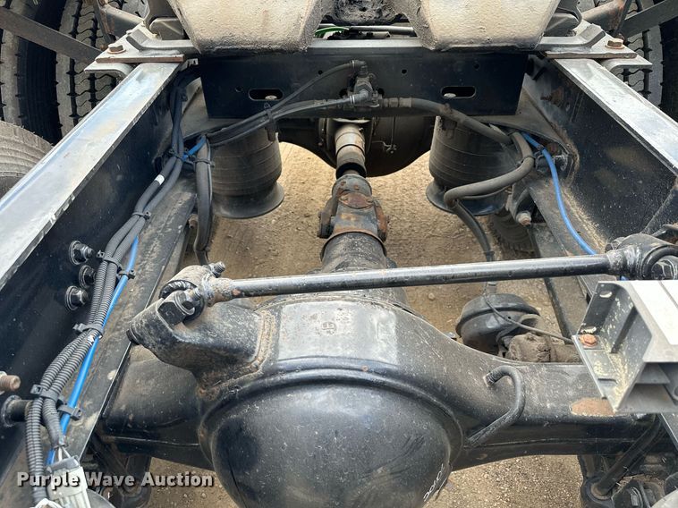 image for item MQ9380 2012 Freightliner Cascadia  semi truck