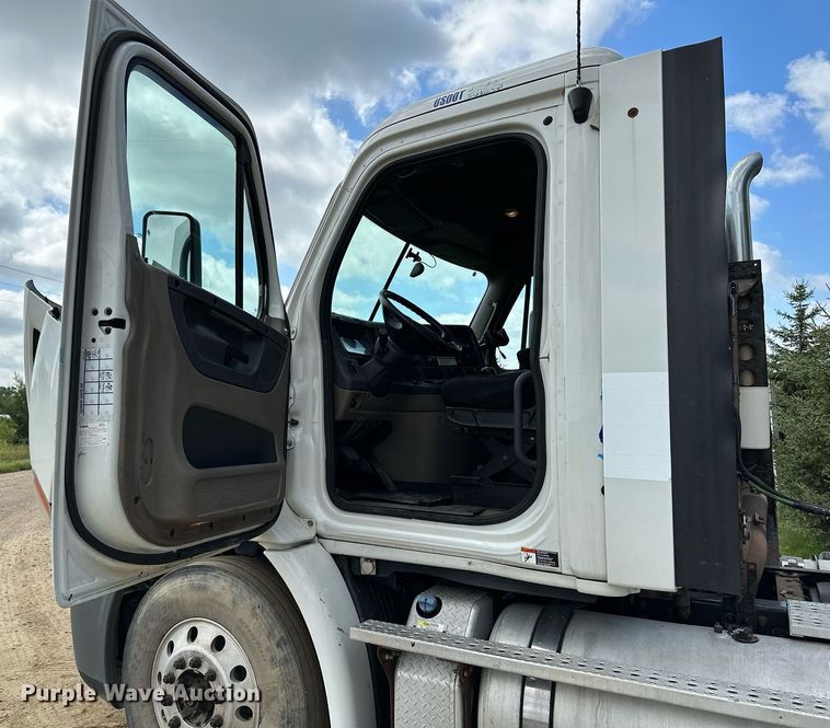 image for item MQ9380 2012 Freightliner Cascadia  semi truck