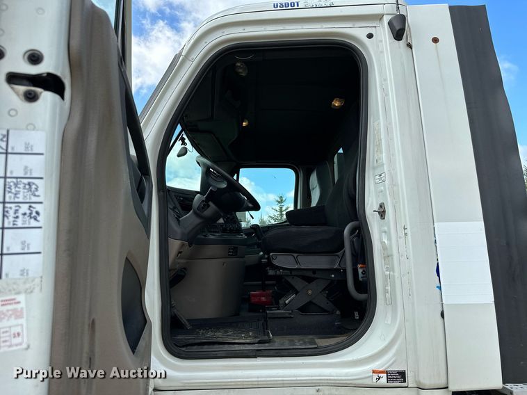 image for item MQ9380 2012 Freightliner Cascadia  semi truck