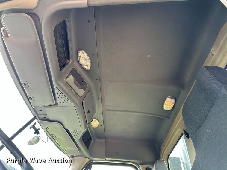 image for item MQ9380 2012 Freightliner Cascadia  semi truck