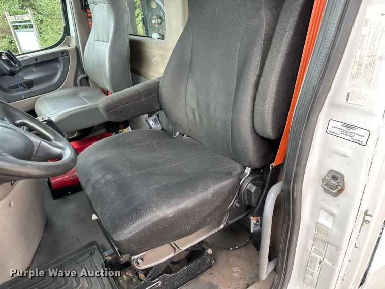 image for item MQ9380 2012 Freightliner Cascadia  semi truck