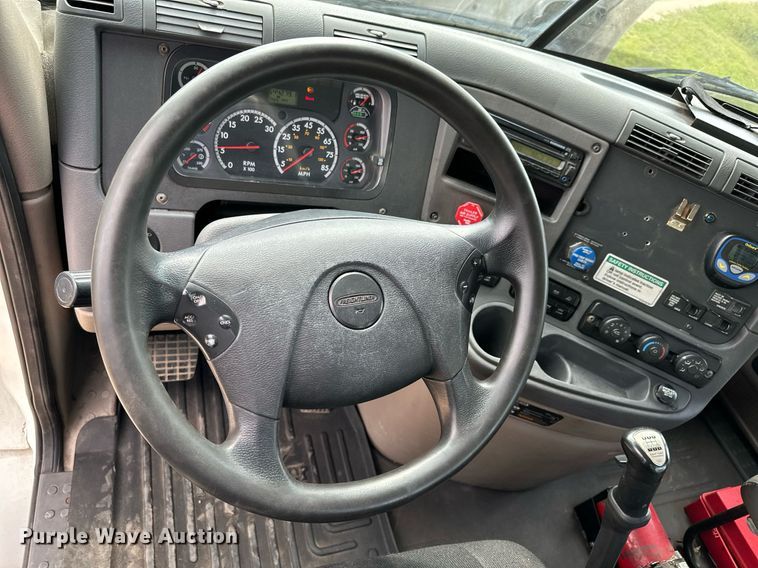 image for item MQ9380 2012 Freightliner Cascadia  semi truck