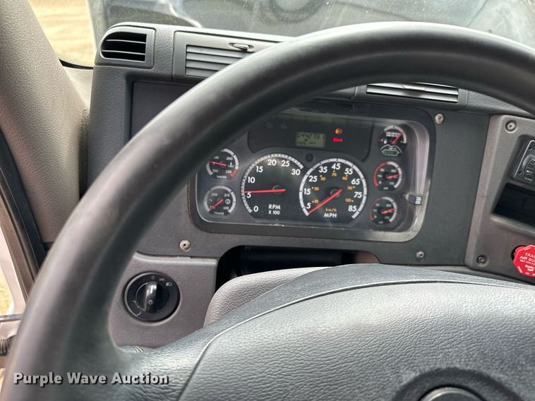 image for item MQ9380 2012 Freightliner Cascadia  semi truck