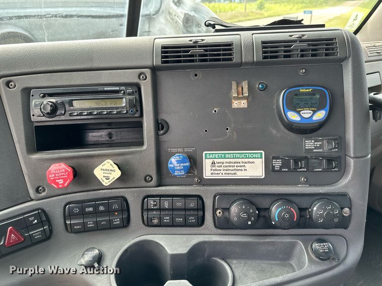 image for item MQ9380 2012 Freightliner Cascadia  semi truck