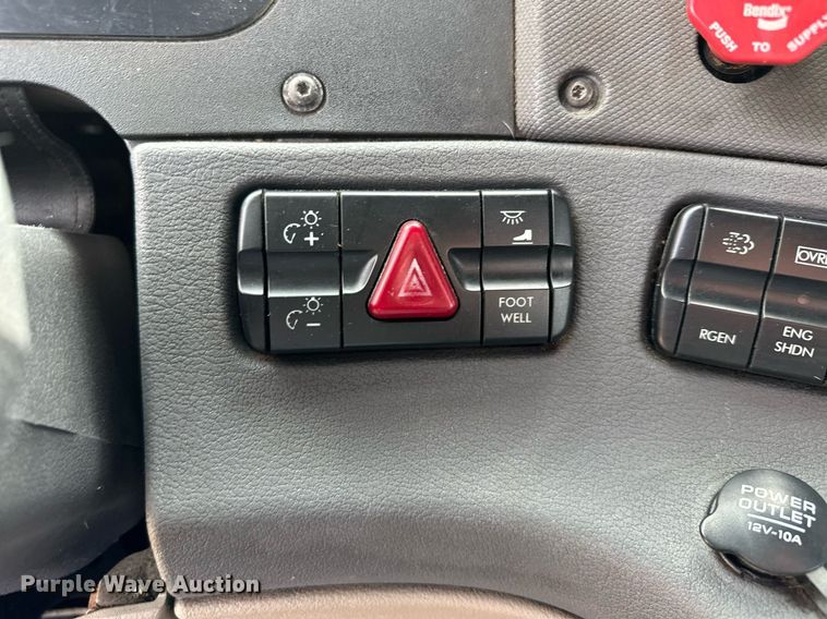 image for item MQ9380 2012 Freightliner Cascadia  semi truck