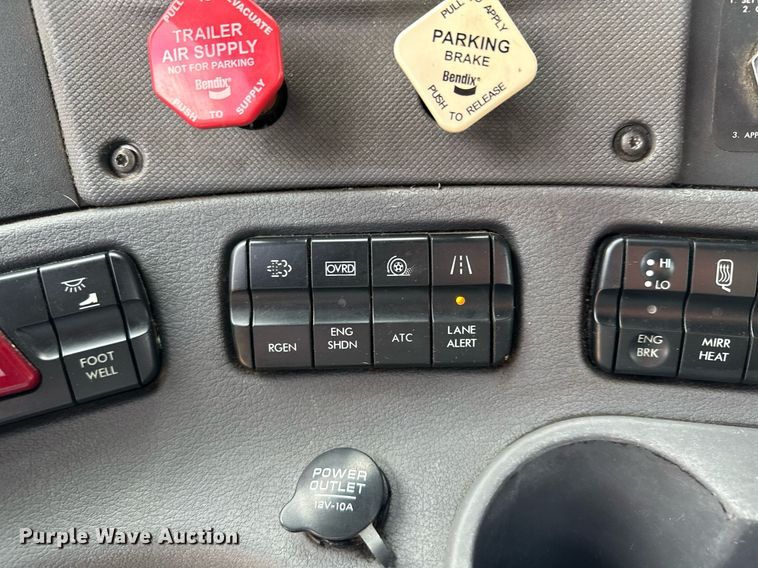 image for item MQ9380 2012 Freightliner Cascadia  semi truck