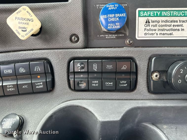 image for item MQ9380 2012 Freightliner Cascadia  semi truck