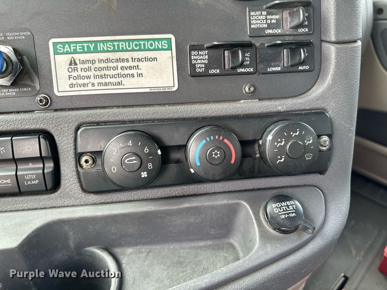 image for item MQ9380 2012 Freightliner Cascadia  semi truck