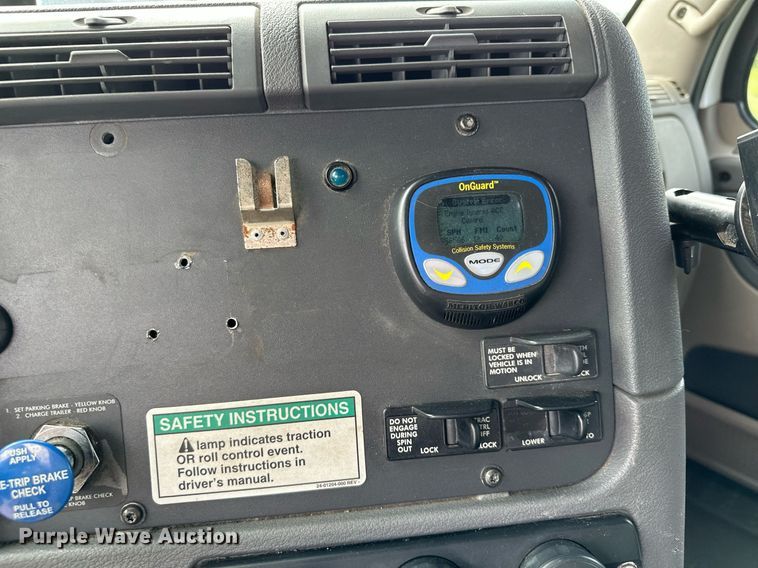 image for item MQ9380 2012 Freightliner Cascadia  semi truck