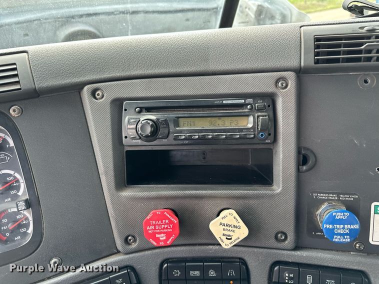 image for item MQ9380 2012 Freightliner Cascadia  semi truck