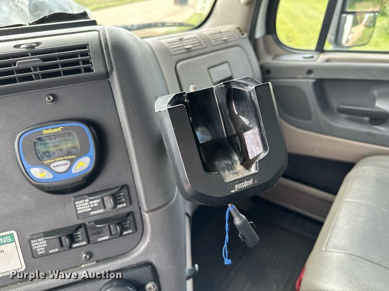 image for item MQ9380 2012 Freightliner Cascadia  semi truck