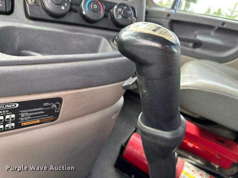 image for item MQ9380 2012 Freightliner Cascadia  semi truck