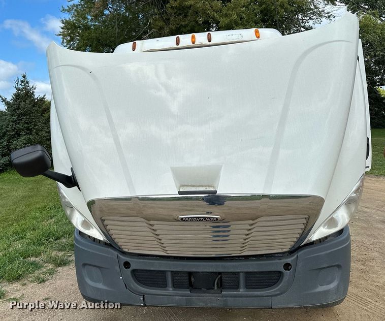 image for item MQ9380 2012 Freightliner Cascadia  semi truck