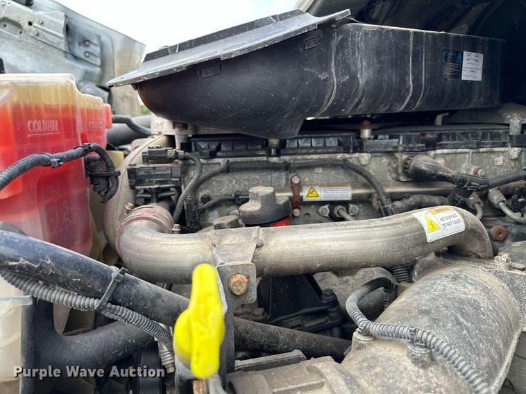 image for item MQ9380 2012 Freightliner Cascadia  semi truck