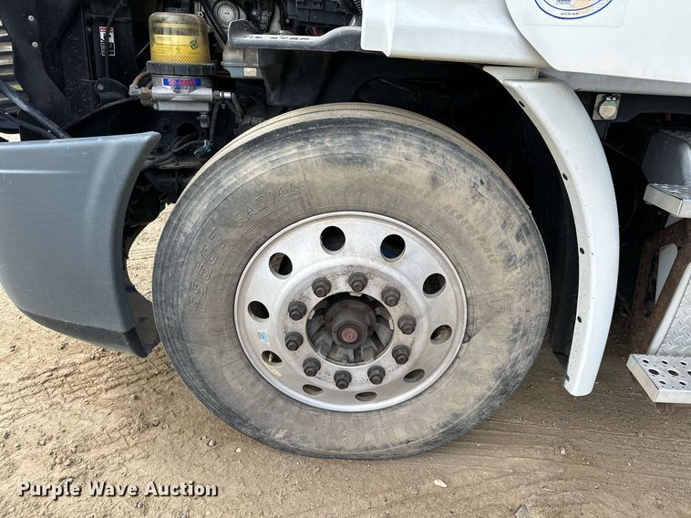 image for item MQ9380 2012 Freightliner Cascadia  semi truck