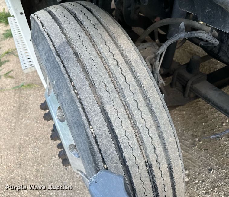 image for item MQ9380 2012 Freightliner Cascadia  semi truck