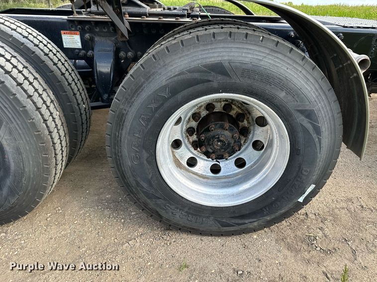 image for item MQ9380 2012 Freightliner Cascadia  semi truck