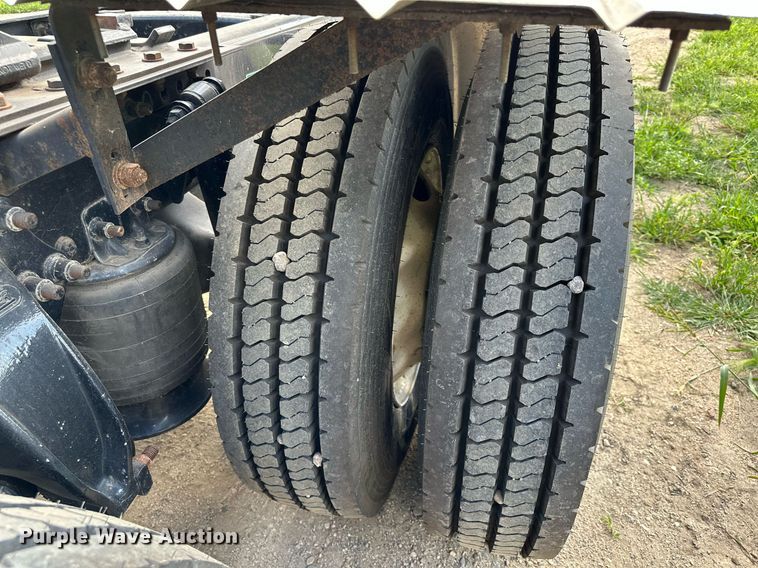 image for item MQ9380 2012 Freightliner Cascadia  semi truck