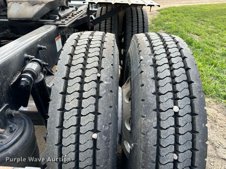 image for item MQ9380 2012 Freightliner Cascadia  semi truck