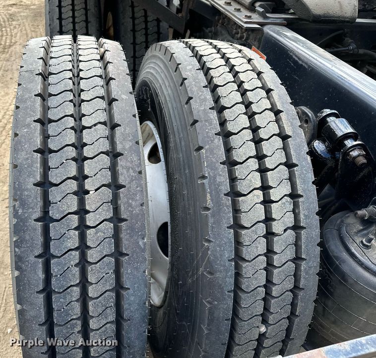 image for item MQ9380 2012 Freightliner Cascadia  semi truck