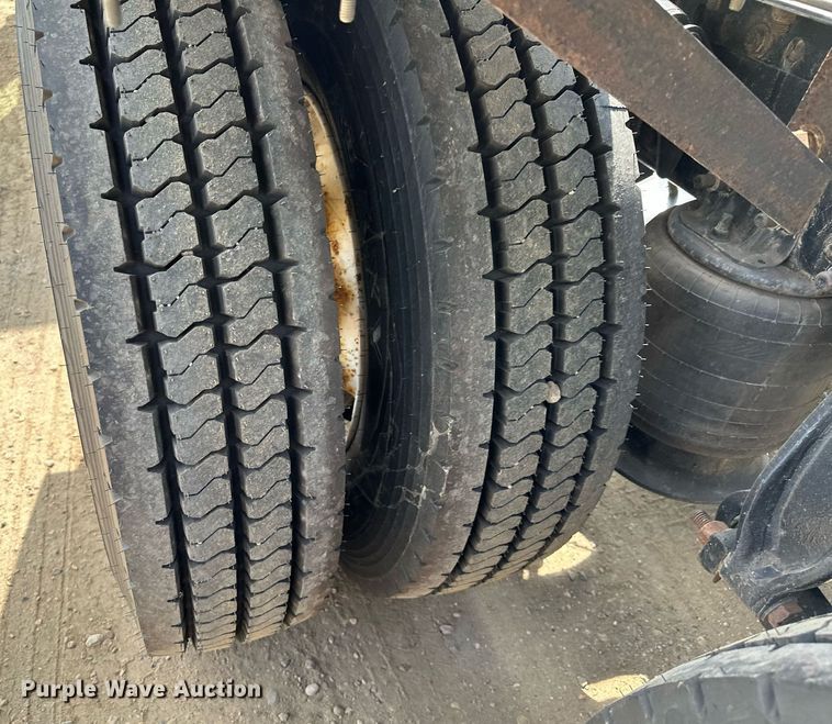 image for item MQ9380 2012 Freightliner Cascadia  semi truck