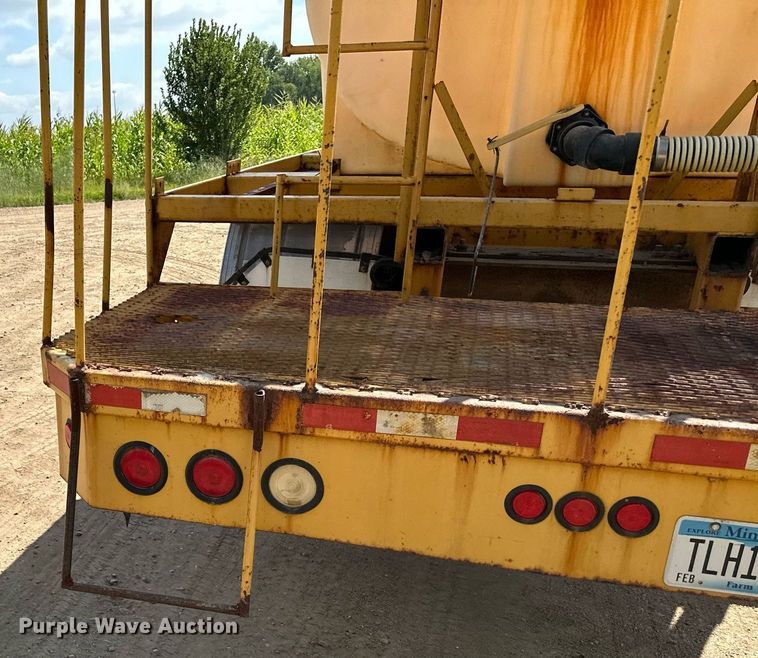 image for item MQ9381 2008 Freightliner M2 Business Class  tank truck