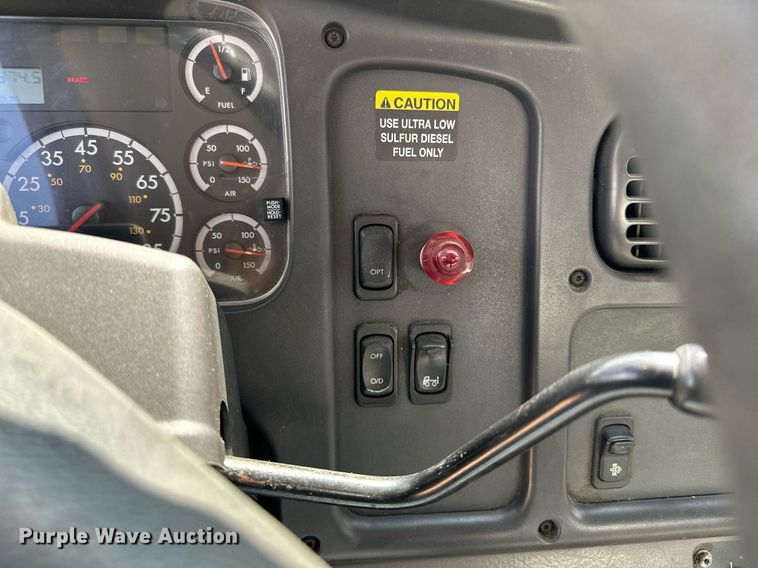 image for item MQ9381 2008 Freightliner M2 Business Class  tank truck