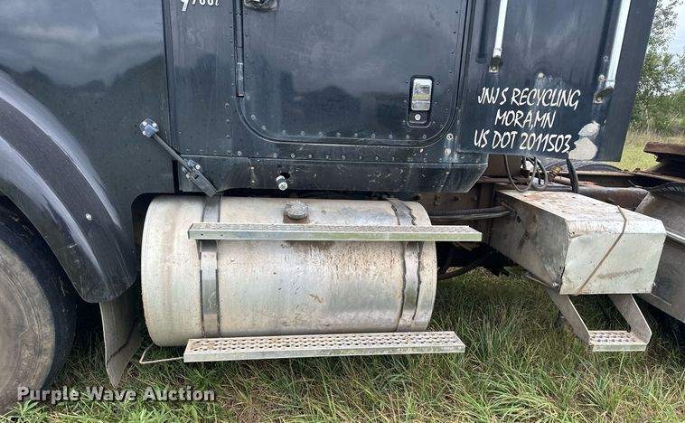 image for item MQ9429 2006 International 9900i  semi truck