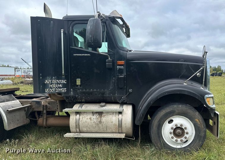 image for item MQ9429 2006 International 9900i  semi truck