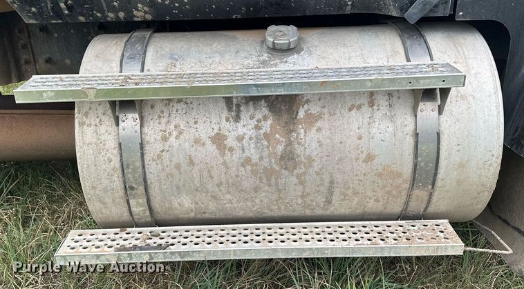 image for item MQ9429 2006 International 9900i  semi truck