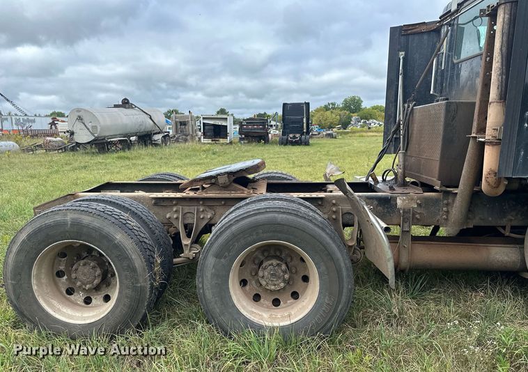 image for item MQ9429 2006 International 9900i  semi truck