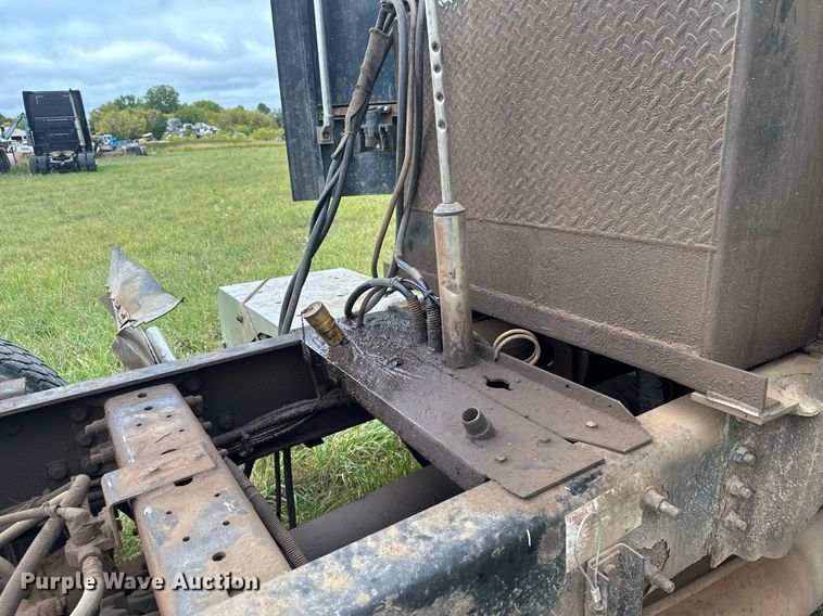 image for item MQ9429 2006 International 9900i  semi truck