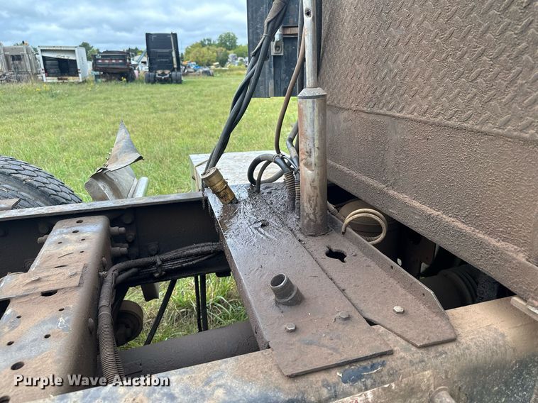 image for item MQ9429 2006 International 9900i  semi truck