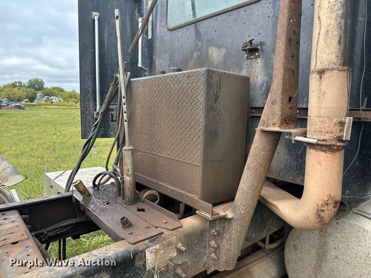 image for item MQ9429 2006 International 9900i  semi truck