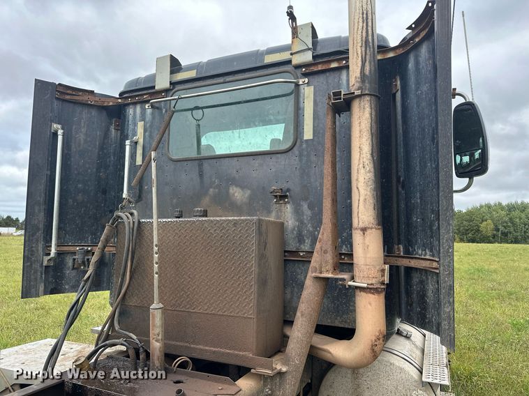 image for item MQ9429 2006 International 9900i  semi truck