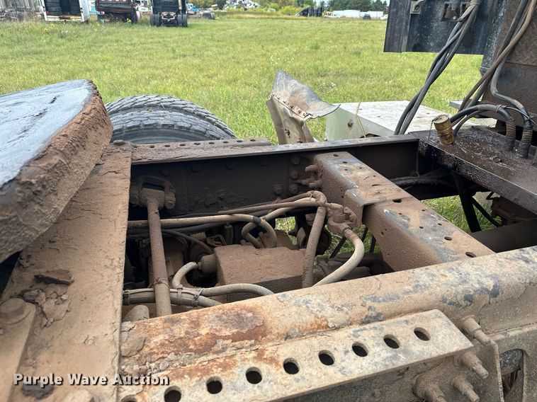 image for item MQ9429 2006 International 9900i  semi truck