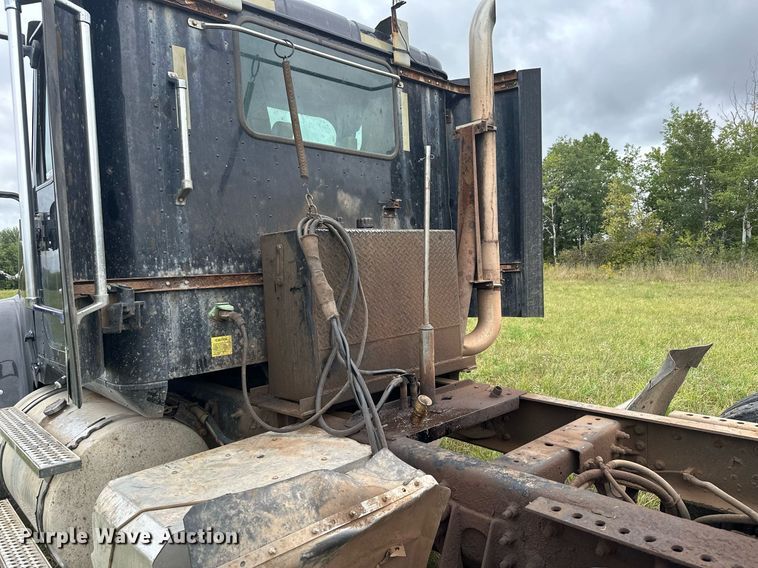 image for item MQ9429 2006 International 9900i  semi truck