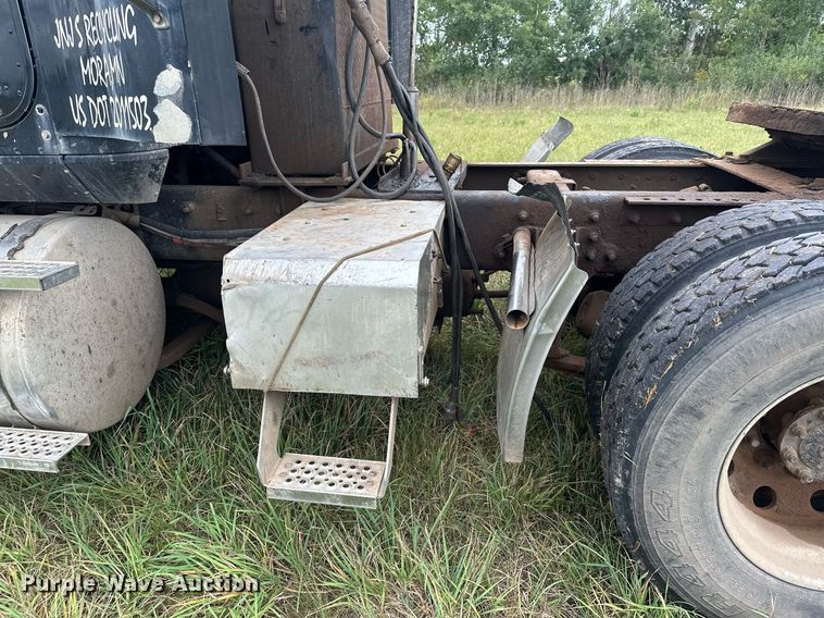 image for item MQ9429 2006 International 9900i  semi truck