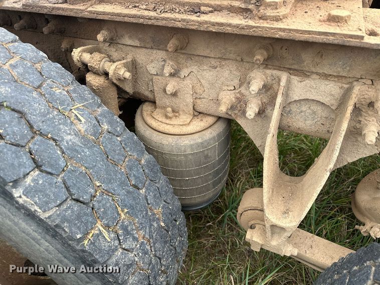 image for item MQ9429 2006 International 9900i  semi truck