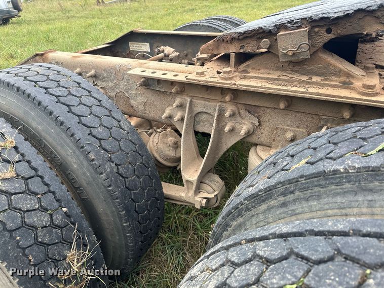 image for item MQ9429 2006 International 9900i  semi truck