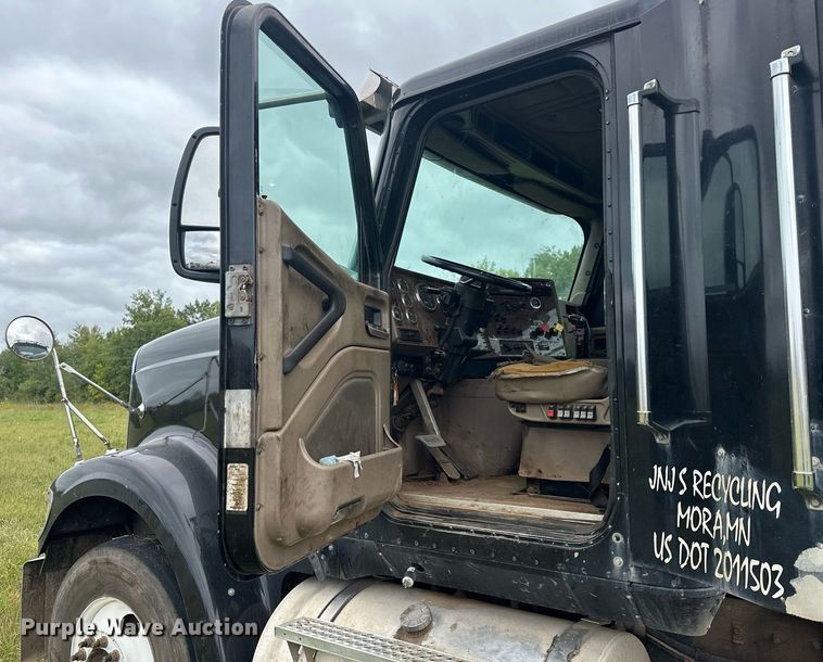 image for item MQ9429 2006 International 9900i  semi truck