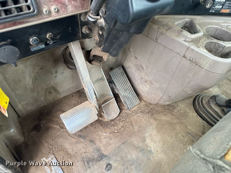 image for item MQ9429 2006 International 9900i  semi truck