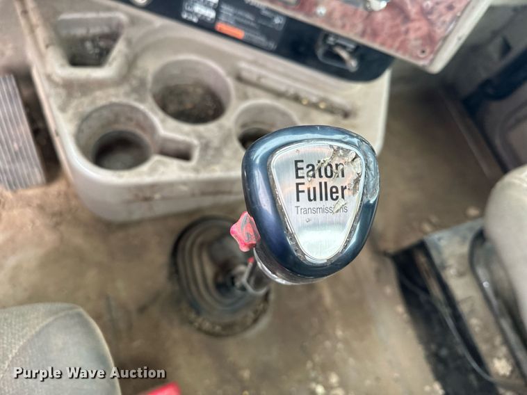 image for item MQ9429 2006 International 9900i  semi truck