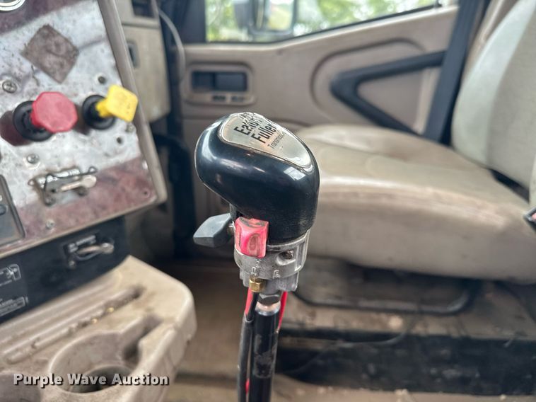 image for item MQ9429 2006 International 9900i  semi truck